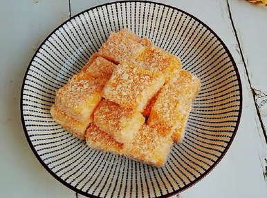 不需要用到烤箱就能做的糕點(diǎn)，Q彈軟嫩的椰蓉南瓜糕，一口一個(gè)，太過(guò)癮